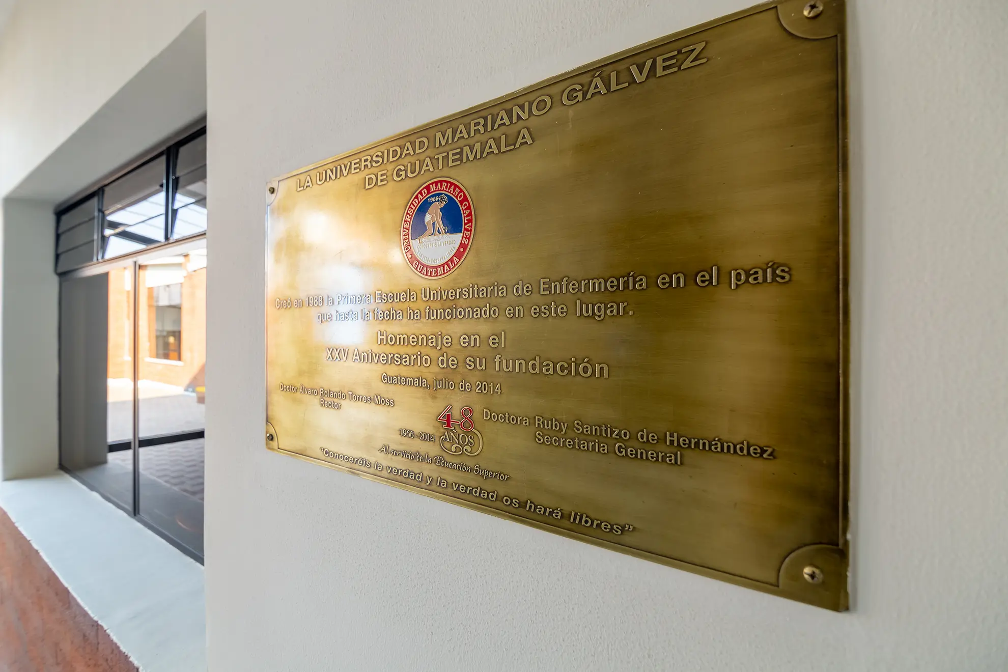 Commemorative plate of the first University Nursing School in Guatemala.